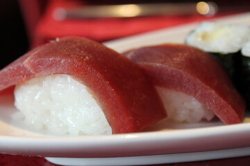 Atún rojo marinado con arroz de sushi