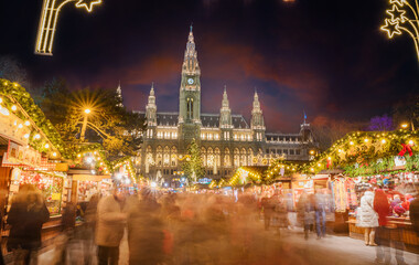 Obraz premium Christmas scene and lights decorations outdoors in the town market square in Vienna, in the winter holiday season