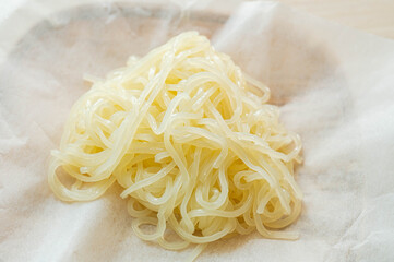 茹でた冷麺の麺　盛岡冷麺