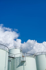 青空とタンク
