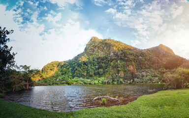 Paisaje panoramico de laguna de San Carlos y montañas Panamá 