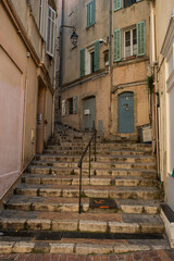Fototapeta na wymiar Cannes, Francia, escalera, casas, viviendas, puertas, ventanas