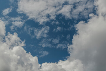 Obraz premium Clouds in the sky drifting away in a light breeze 