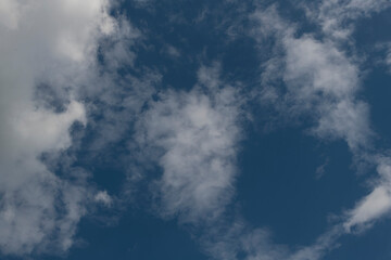 Obraz premium Clouds in the sky drifting away in a light breeze 