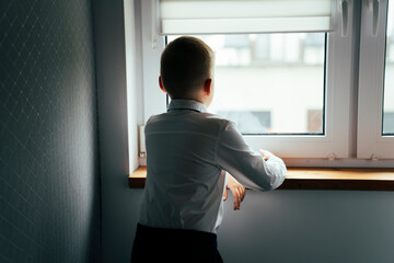 Chłopiec przy oknie