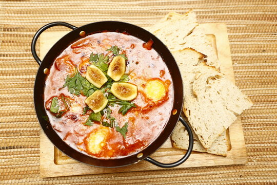 Sopa de tomate com figos