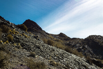 Fototapeta premium montañas en Mendoza con diferentes colores de minerales