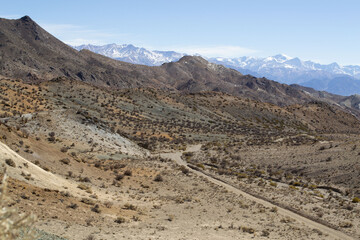 montañas en Mendoza con diferentes colores de minerales