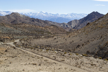 montañas en Mendoza con diferentes colores de minerales