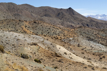 montañas en Mendoza con distintos minerales y colores