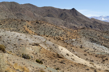 montañas en Mendoza con distintos minerales y colores