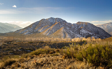 Montaña con nieve en Mendoza