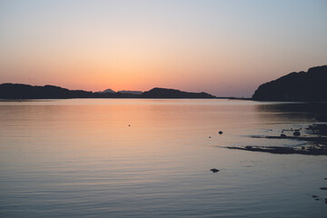 Obraz premium 佐賀県唐津市呼子の海に沈む夕日と夕焼け