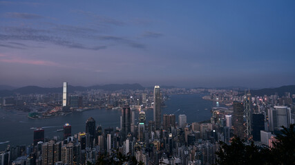 Fototapeta premium hong kong skyline at sunset from the peak