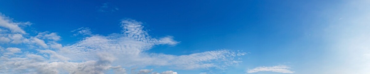 Obraz premium Panorama sky with cloud on a sunny day. Beautiful cirrus cloud.
