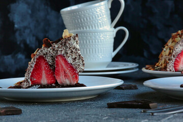 Delicious mole mound cake with strawberries. the perfect summer dessert.