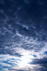 唯一無二の空、太陽と雲の表情