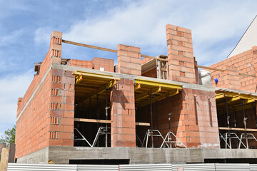 Obraz premium Brick wall of a new apartment house