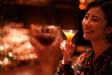 バーでお酒を飲む女性