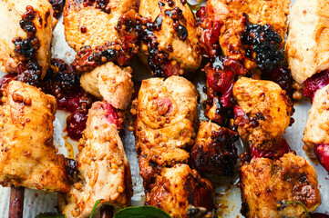 Poultry skewers in cherry sauce