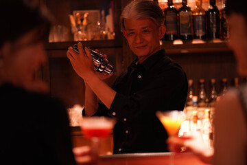 シェイカーを振るバーテンダー