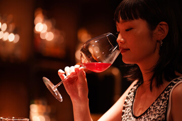 バーでお酒を飲む女性