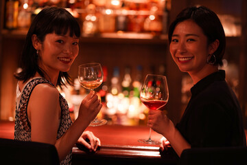 バーでお酒を飲む女性