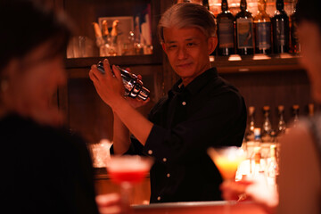 シェイカーを振るバーテンダー