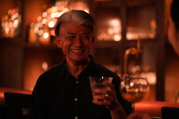 バーでお酒を飲む夫婦