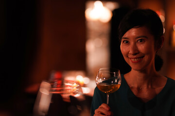 バーでお酒を飲む夫婦