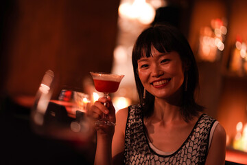 バーでお酒を飲む女性