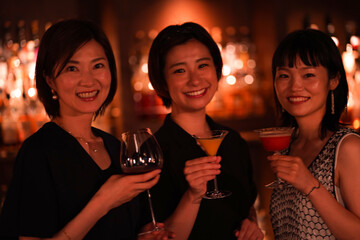 バーでお酒を飲む女性