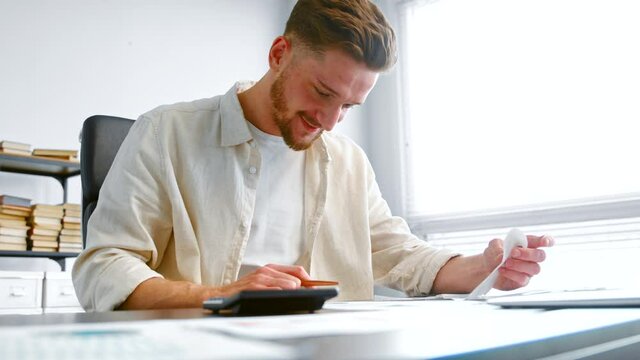 Guy experienced accountant sums up income checking reports