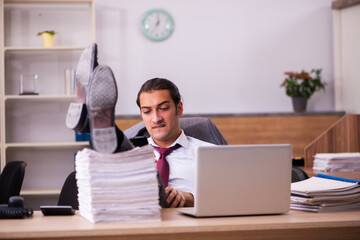 Obraz premium Young male employee extremely tired with excessive work