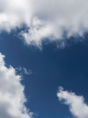 青い空と白い雲が広がる背景素材