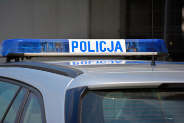 Niebieskie światła błyskowe policji.
