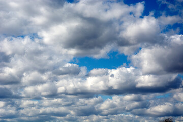 Obraz premium The sky before the storm. White clouds float across the picturesque sky.