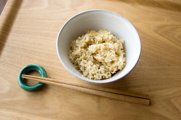 トレーの上の玄米ごはん