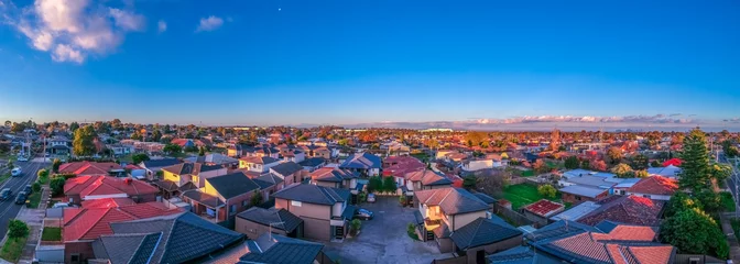 Foto op Canvas Panoramisch luchtfoto Drone-weergave van de buitenwijken van Melbourne en CBD neerkijkend op huizenwegen en parken Victoria, Australië © Elias Bitar