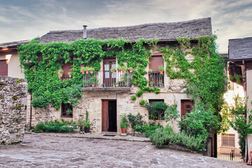 Fototapeta na wymiar Hermosa casa de arquitectura tradicional en la villa de Puebla de Sanabria, provincia de Zamora, España
