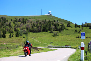 Beliebtes Ausflugsziel für Motorradfahrer: Der Grand Ballon im Elsass, höchster Berg der Vogesen - obrazy, fototapety, plakaty