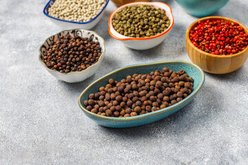 Various peppercorns in mini bowls.