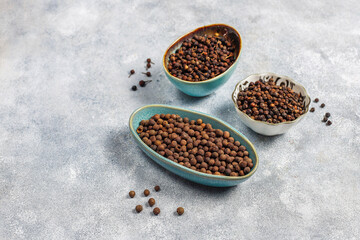 Various peppercorns in mini bowls.