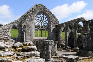 Les ruines et  l'abside de la chapelle de Languidou à Plovan en Finistère Cornouaille Bretagne...