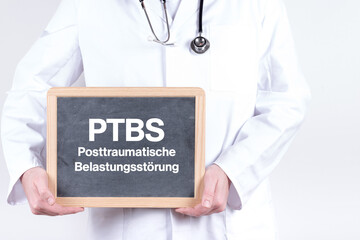 Arzt mit einer Tafel zur PTBS Posttraumatische Belastungsstörung