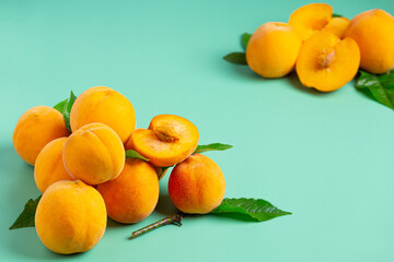 Peaches are placed on a pastel green background.