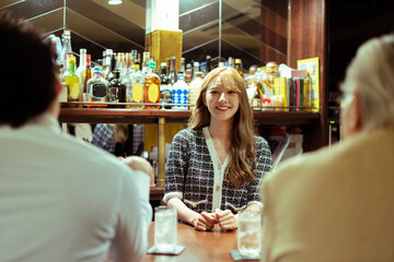 カウンターバーでお酒を提供する若い女性