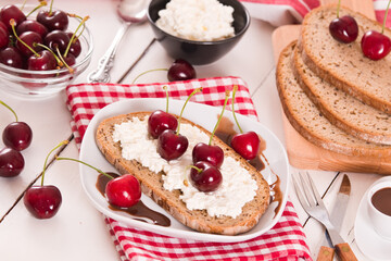 Rye bread with cottage cheese and cherries.