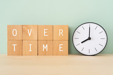 残業｜「OVER TIME」と書かれた積み木と時計 - obrazy, fototapety, plakaty