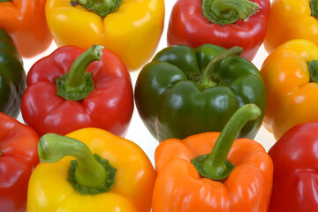 Poivrons de différentes couleurs en gros plan